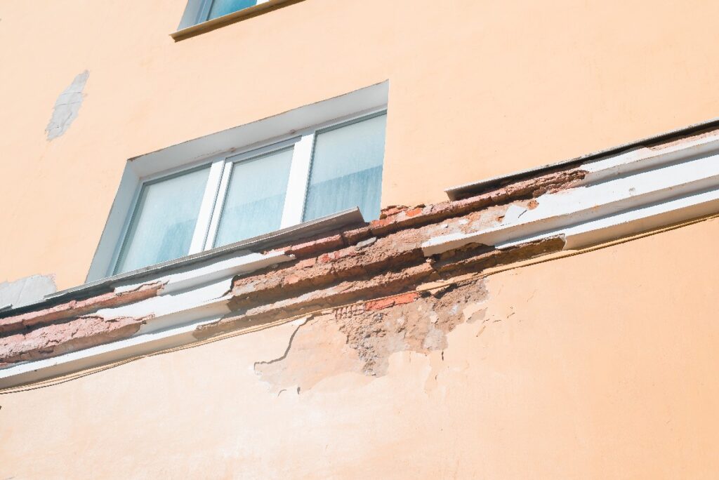Causas comunes de deterioro en fachadas y cómo solucionarlas